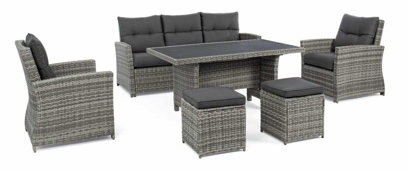 Mobili da esterno in rattan nero, divano, poltrone e tavolo, perfetti per patio e giardini moderni.