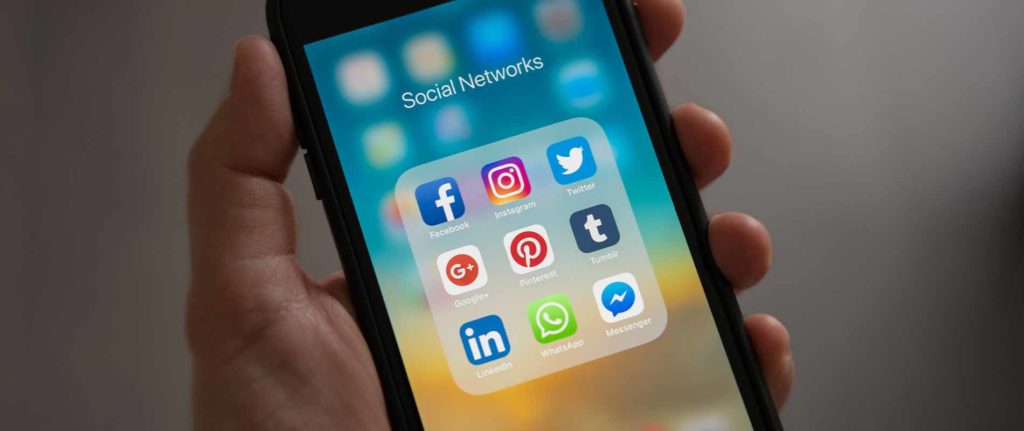 Móvil con redes sociales