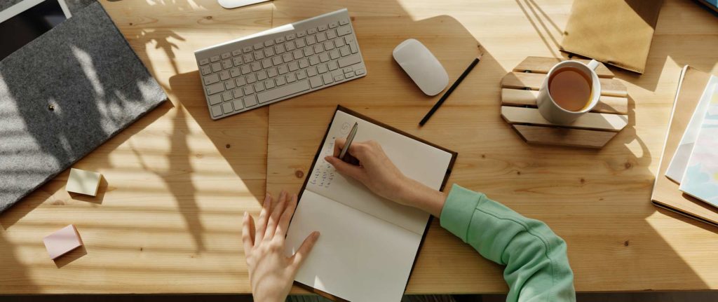 escribiendo sobre email marketing y KPIs