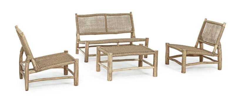 Sedia e tavolino in rattan per arredi interni ed esterni.