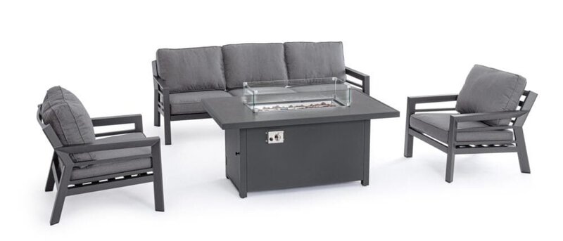 Sedie da esterno con divano e camino da giardino in stile moderno e resistente. Perfette per zone relax e socializzazione all'aperto.