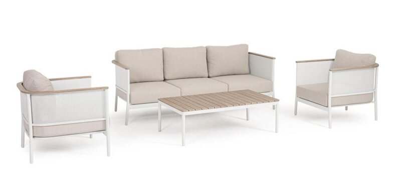 Divano da esterno in tessuto beige con struttura in legno e metallo, design moderno e resistente alle intemperie.