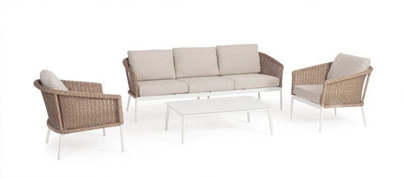 Descrizione di un set di mobili da esterno in rattan con cuscini beige chiaro.