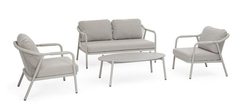 Set di divani da esterno in rattan beige con cuscini morbidi.