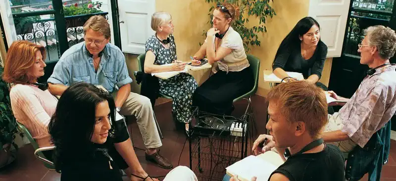Interaktiver Sprachkurs mit Teilnehmern verschiedener Altersgruppen in einer kommunikativen Lernumgebung.