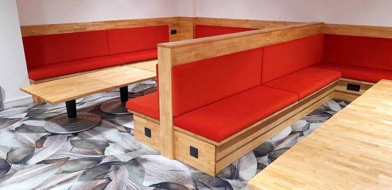 banquette pour cafeteria dans lycée, mousse rouge, bois hévéa huilé