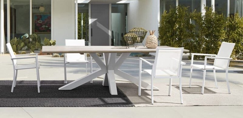 Oggetto di arredo per esterni, tavolo e sedie in stile contemporaneo da giardino.