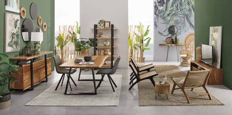Mobili e decorazioni in stile tropicale, piante e colori naturali per un soggiorno accogliente.