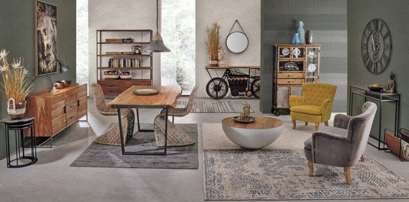 1. Arredamento vintage e modern design soggiorno con sedie e divani in tessuto.
