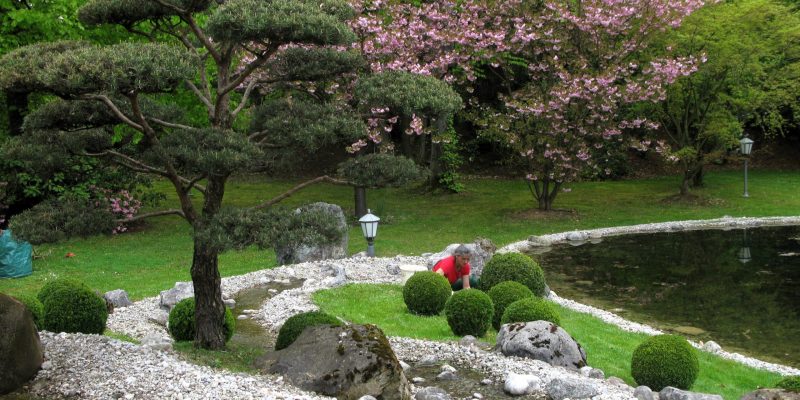 Mitarbeiter bei der Beetpflege
