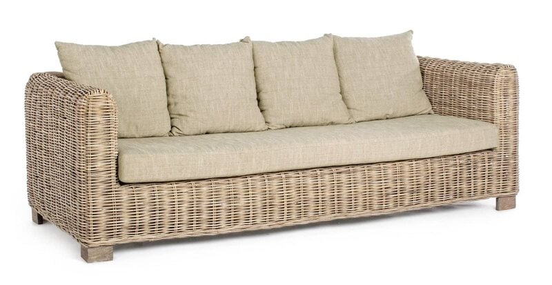 Divano in vimini beige con cuscini morbidi, ideale per ambienti esterni e giardini.