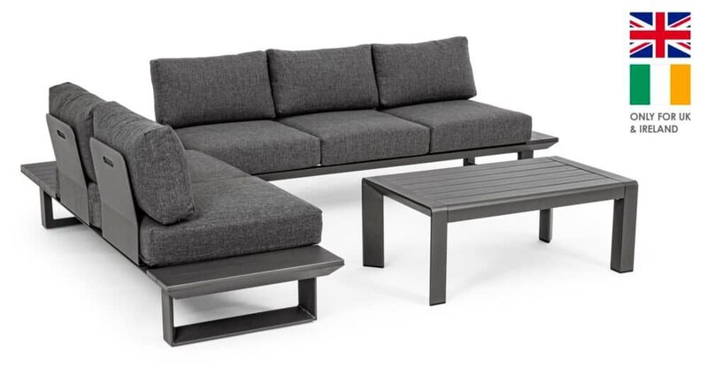 Divano da esterno in tessuto grigio scuro con struttura in metallo nero, ideale per spazi esterni.