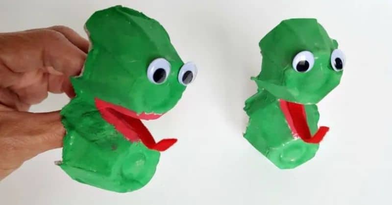 finger puppet frogs from egg cartons