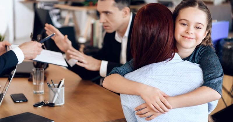 Quyền nuôi con trên 7 tuổi khi ly hôn thuộc về ai? Quyền nuôi con trên 7 tuổi khi ly hôn