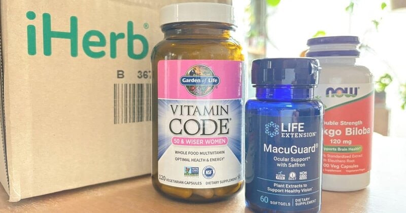 iHerbの段ボール箱とサプリメントの写真