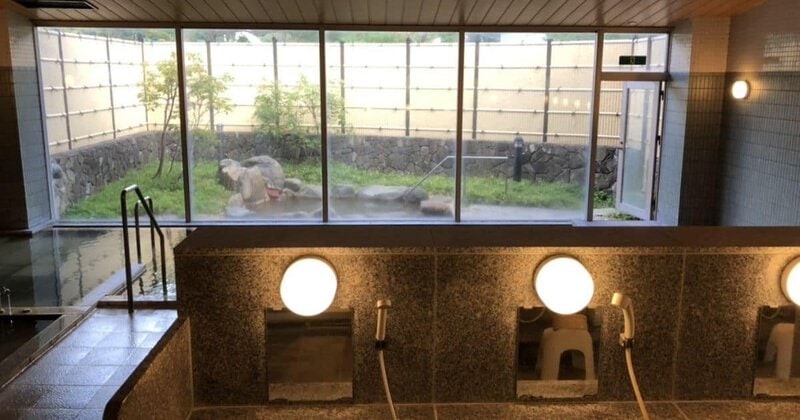 道の駅小谷にある温泉施設深山の湯内洗い場と露天風呂