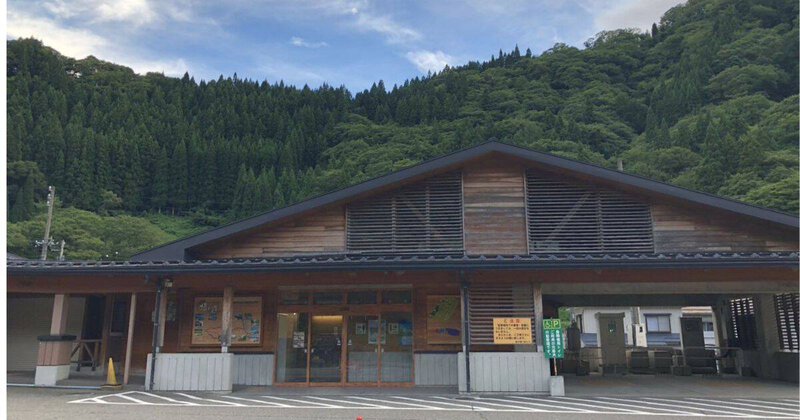 道の駅小谷にあるトイレ棟の建物入り口