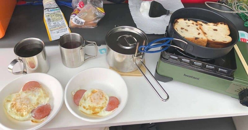 車中泊でイワタニのカセットコンロ「タフマルJr」を使って朝食のはむエッグを作ったりパンを焼いてる様子