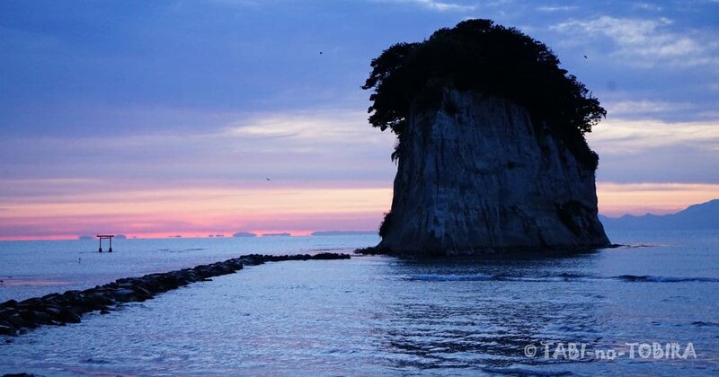 夜明け前朝焼けの中の見附島