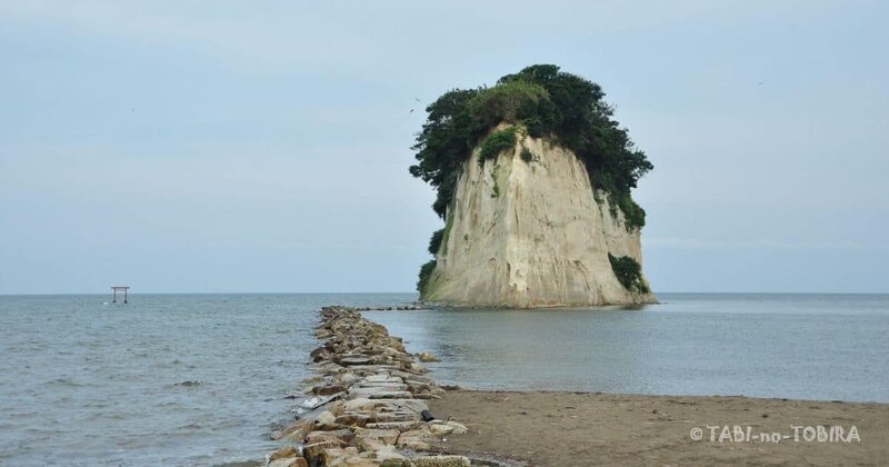 海岸に停泊している軍艦のような迫力のある見附島の様子