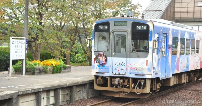 石川県能登鉄道七尾線　能登中島駅　に入選してきた　アニメ「花咲くいろは」のラッピング列車