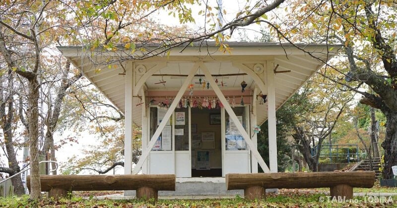 石川県能登鉄道七尾線能登鹿島駅（愛称「能登さくら駅」）　駅舎を横から見た様子