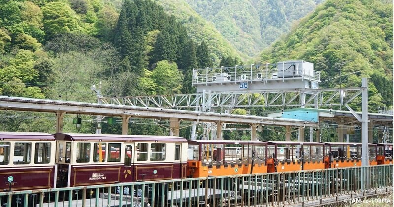 宇奈月駅停車中のトロッコ列車