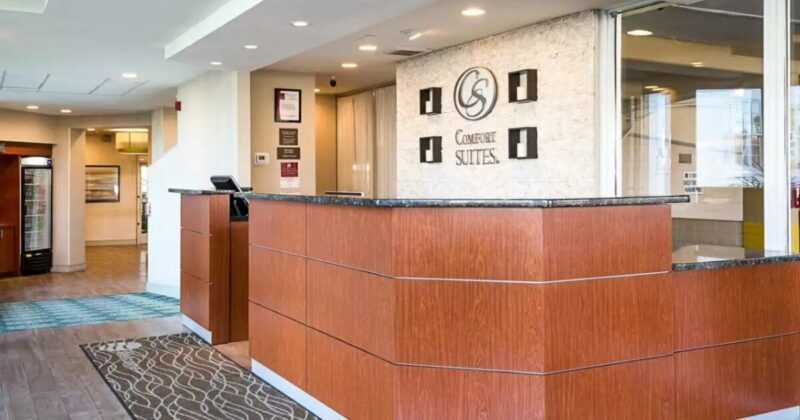 Front desk, Choice Hotels Virginia Beach, Virginia, USA. Used as featured image for Choice Privileges buy points promotions.