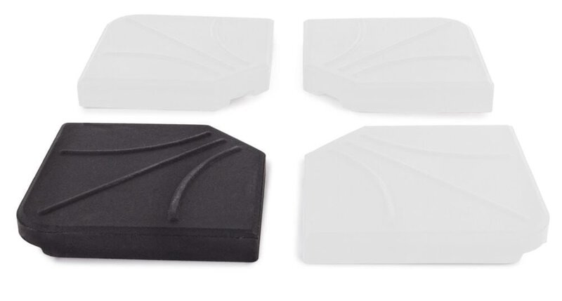Sottobicchiere in silicone nero e bianco, resistente al calore e antigraffio, ideale per proteggere superfici e tavoli.
