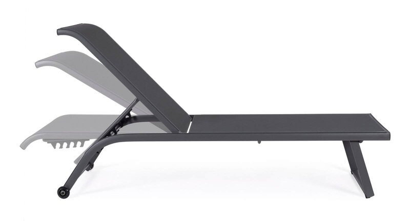 Sedia relax da esterni con design ergonomico e materiali resistenti alle intemperie.