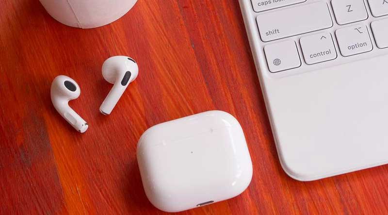 Сравнение наушников Apple: AirPods (3-го поколения), AirPods (2-го поколения) и AirPods Pro 3 AirPods третьего поколения компактнее своих предшественников