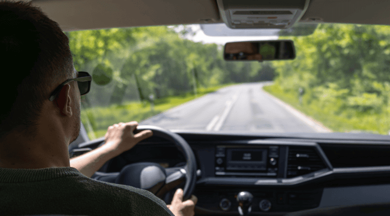 Foto de um motorista dirigindo por uma rodovia para ilustrar artigo sobre pedágio da ERS-122