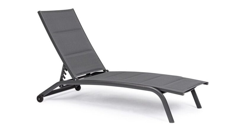 Sdraio in tessuto grigio con struttura in metallo, perfetta per relax in giardino o sulla terrazza.