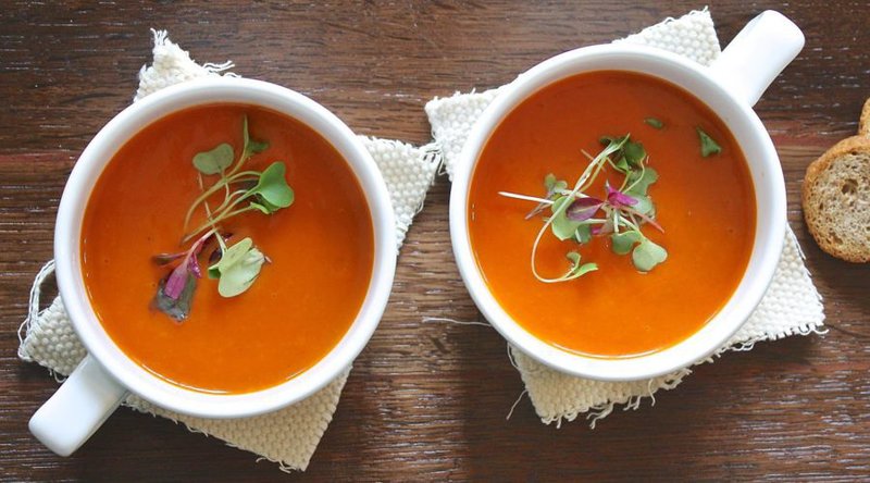 Sauer-scharfe Suppe mit Tofu:
