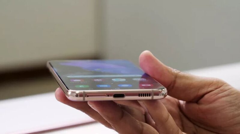 Разница между Samsung Galaxy S21 Plus и iPhone 12 Pro 7 Samsung Galaxy S21 Plus - вид снизу