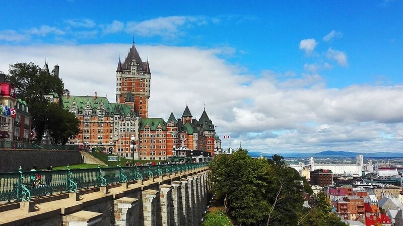 Das berühmte Château Frontenac in Québec City mit Blick auf die Altstadt und den Sankt-Lorenz-Strom.