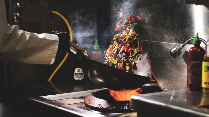 Plato al wok con pollo, vegetales salteados y salsa servido en The Wings Burger