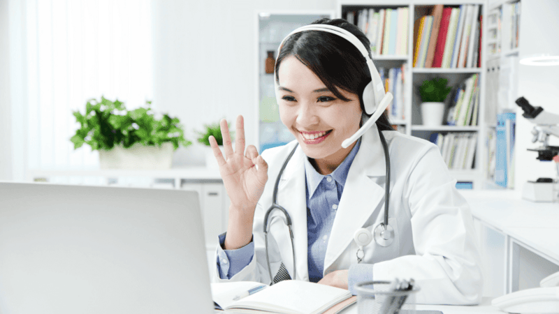 Médecin en téléconsultation avec casque et stéthoscope, illustrant les services de télésecrétariat médical VOCALIA.com disponibles partout en France