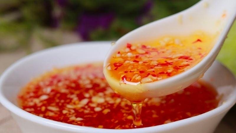 Nước mắm chua ngọt dùng ăn bán xèo.