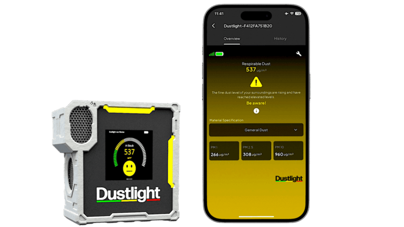 Dustlight Feinstaubmessgerät neben Smartphone mit Anzeige der Staubmesswerte in der App