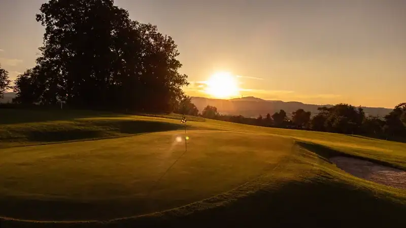 Allgäu Schloßgut Lenzfried Golf - Bahn 1 Sonnenuntergang