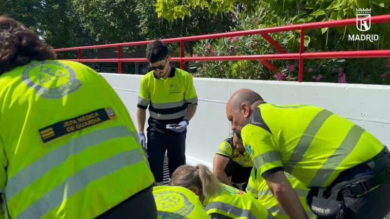Ambulancia y equipo SAMUR en aparcamiento de Moratalaz