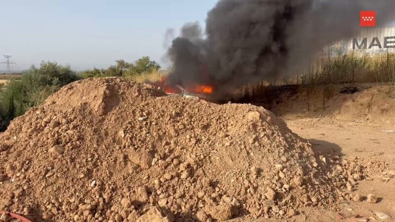 Vehículo en llamas en Mejorada del Campo durante incendio controlado