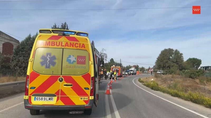 Accidente en la M-404 en Batres, con ambulancias y personal de emergencias en la escena, vehículos y conos de señalización.
