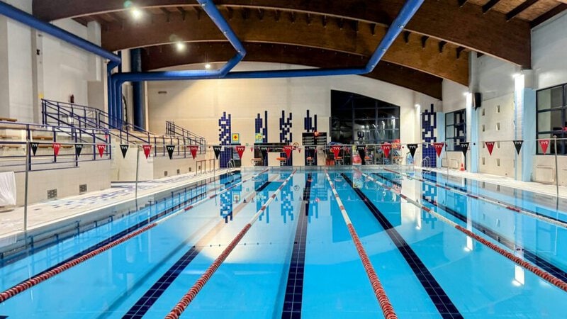 Piscina cubierta vacía con calles marcadas, imagen de archivo sobre el cierre de las piscinas de Espartales en Alcalá