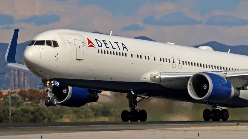 ‘Drunk’ Female Delta Pilot Hauled Off Plane at Last Minute UYZ75T2OWJC7JMYIOXMNEGB46E