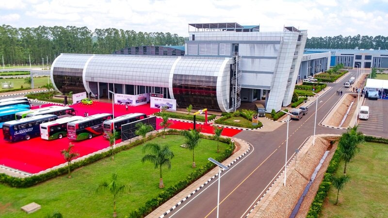 President Museveni Commissions Kiira Vehicle Plant As KMC Delivers Electric Buses For Makerere University, Dar es Salaam City G1x–IYWEAAkFW5
