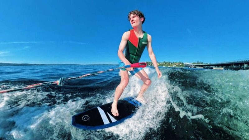 Wakesurf lesson in Seattle: rider cruising on the wave