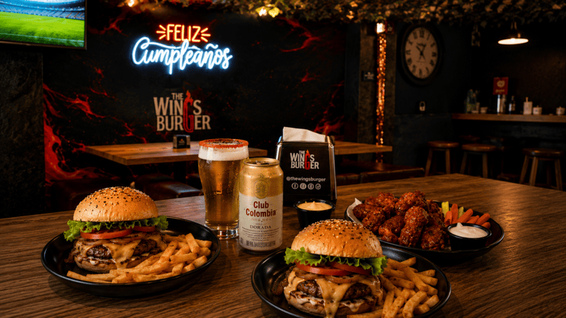 Hamburguesas, alitas y papas en un restaurante fast casual de The Wings Burger