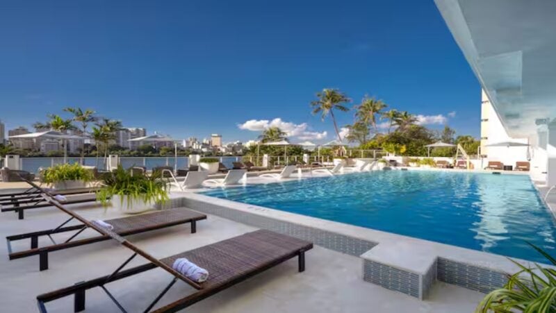 Swimming pool at Hilton Garden Inn San Juan Condado, San Juan, Puerto Rico. Used as featured image for Hilton and Hilton Honors special offers.